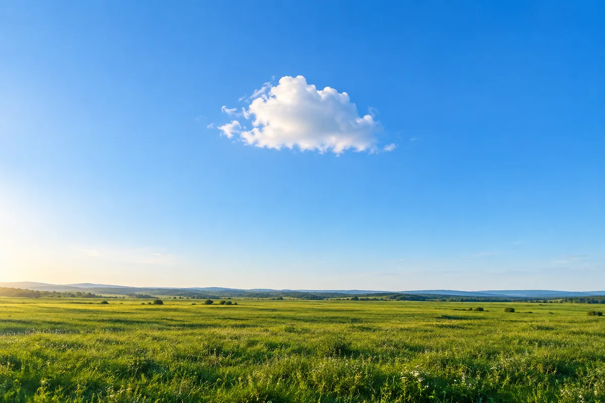 Nuage blanc isolé dans un ciel bleu au-dessus d&rsquo;une plaine